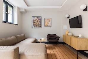 Laptop workspace, blackout drapes, iron/ironing board, free WiFi