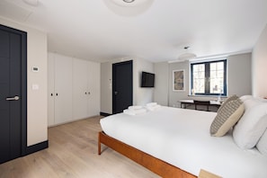 Departamento, 3 habitaciones, patio | Espacio para trabajar con laptop y cortinas blackout