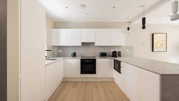 Huoneisto, 3 makuuhuonetta, patio | Yksityinen keittiö | Täysikokoinen jääkaappi, mikroaaltouuni, uuni, liesi