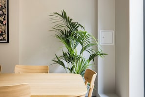 Departamento, 3 habitaciones, patio | Espacio para trabajar con laptop y cortinas blackout