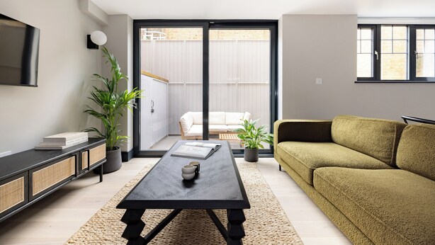 Apartemen, 3 kamar tidur, patio | Area keluarga | Smart TV 44-inci dengan saluran TV kabel