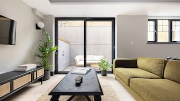 Appartement, 3 slaapkamers, patio | Woonruimte | Een 44-inch smart-tv met kabelzenders