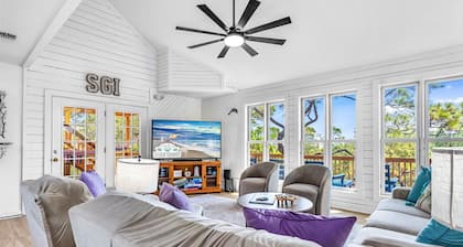 Treetop Oasis – Community Pool, Pet Friendly!