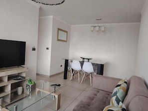 Apartamento família, sacada, vista para o mar | Sala de jantar