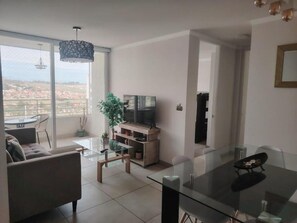 Apartamento família, sacada, vista para o mar | Área de estar