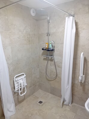 Serviettes fournies, savon, papier toilette