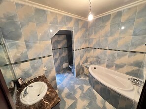 Hair dryer, bidet, towels, soap - Villa with pool in the heart of marrakech (Marrakech)