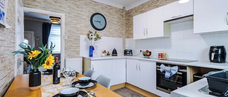 Frigorífic, microones, forn i placa de cuina