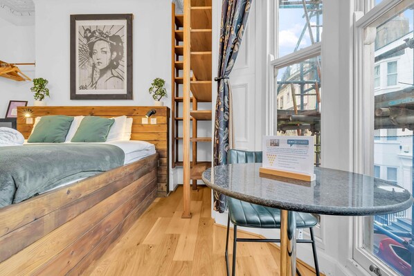 Tabla de planchar con plancha, wifi gratis y ropa de cama 
