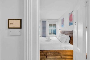 Tabla de planchar con plancha, wifi gratis y ropa de cama