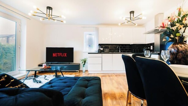 Un apartamento moderno con sala de estar, cocina y comedor.