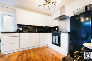 Réfrigérateur, four à micro-ondes, un four, surface de cuisson