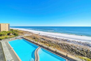 A heated pool - 5th Floor Unit @ Beach Front Waters Edge--Beach Service Included (Fort Walton Beach)