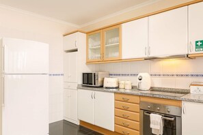 Fridge, microwave, oven, coffee/tea maker - Armando House Ocean View (Gaula)