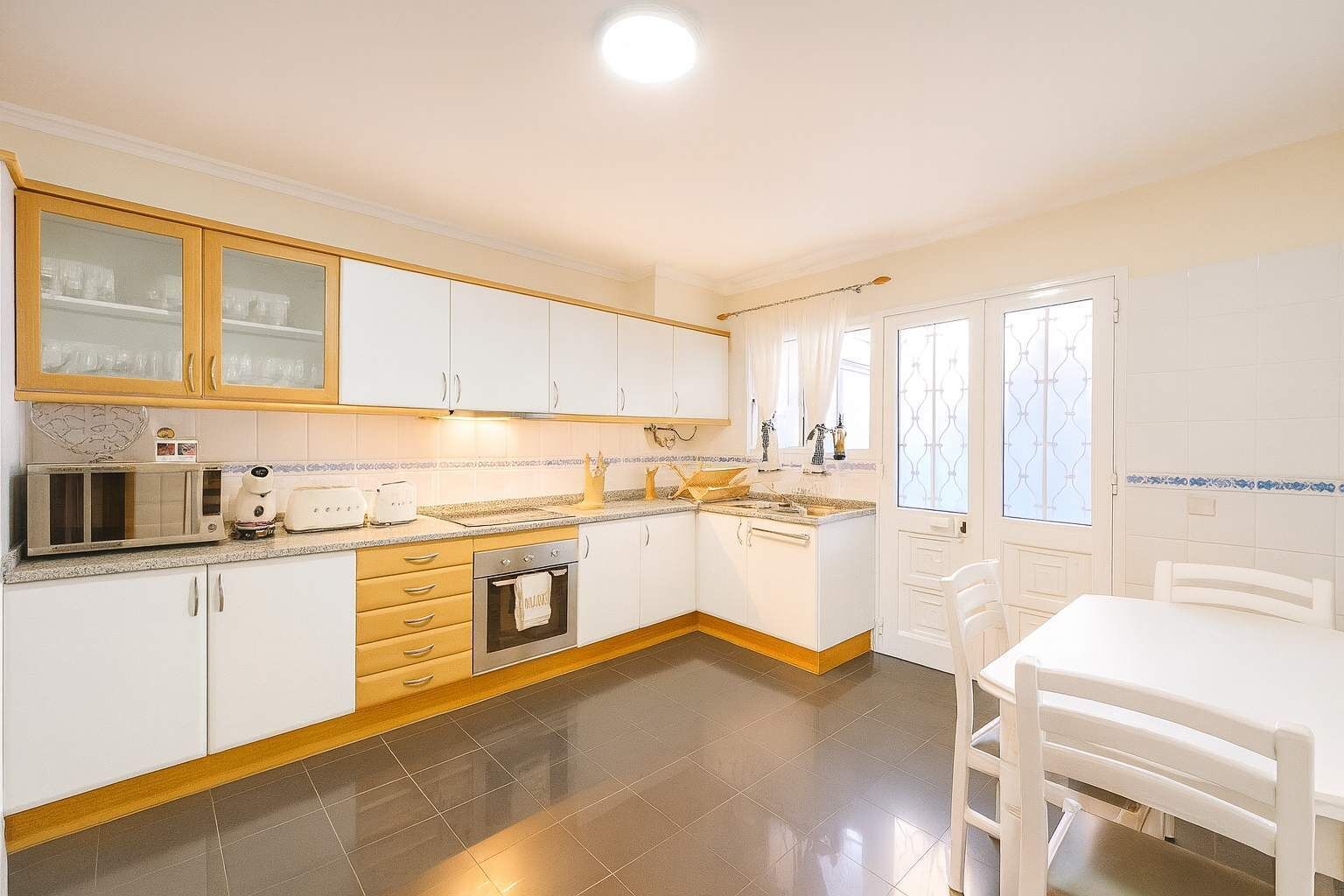 Fridge, microwave, oven, coffee/tea maker