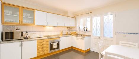 Fridge, microwave, oven, coffee/tea maker