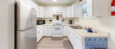 Cabaña Confort, vistas al río | Cocina privada | Frigorífico grande, microondas, horno y placa de cocina