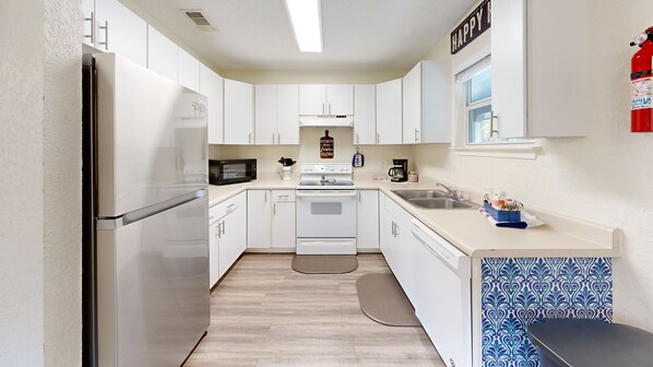 Comfort Cabin, River View | Private kitchen | Full-size fridge, microwave, oven, stovetop