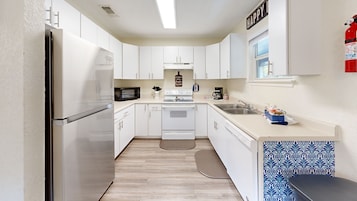 Comfort Cabin, River View | Private kitchen | Full-size fridge, microwave, oven, stovetop