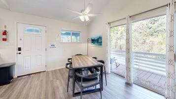 Cabana Comfort, vistes al riu | Zona de menjador de l'habitació