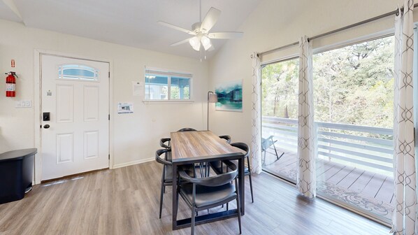 Comfort Cabin, River View | In-room dining