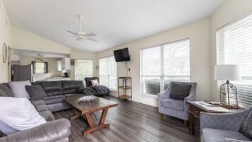 Classic House, River View | Living area