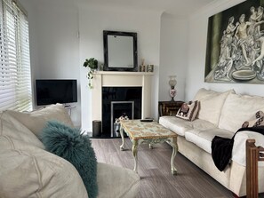 TV, fireplace