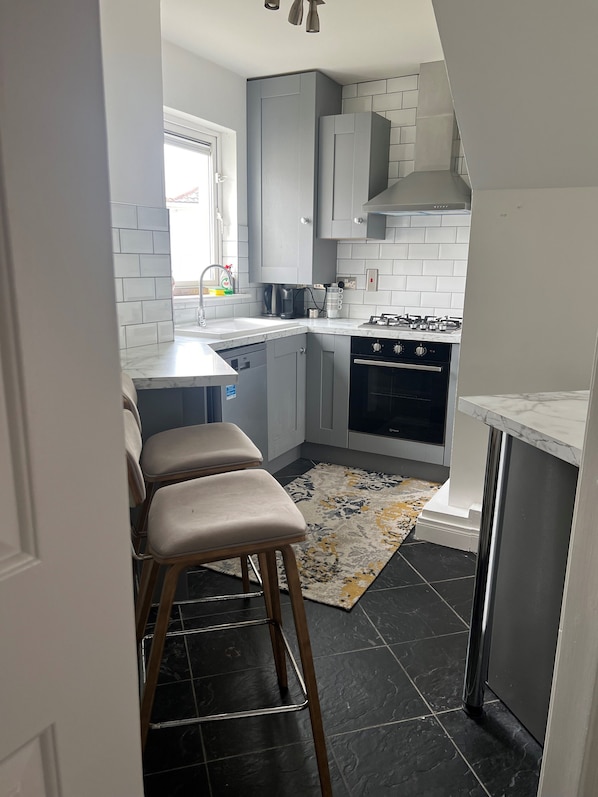 Microwave, oven, stovetop, dishwasher - Cosy 2 Double Bed Apartment | Close to Dublin Airport & Malahide Castle (Swords)