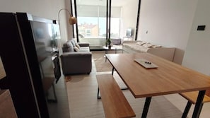 Apartament Comfort, balcó, vistes a la ciutat | Menjador