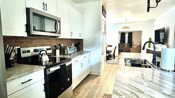 Refrigerador, microondas, horno y parrilla de estufa