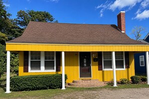 Exterior - The Sunny Cottage minutes to downtown (Florence)