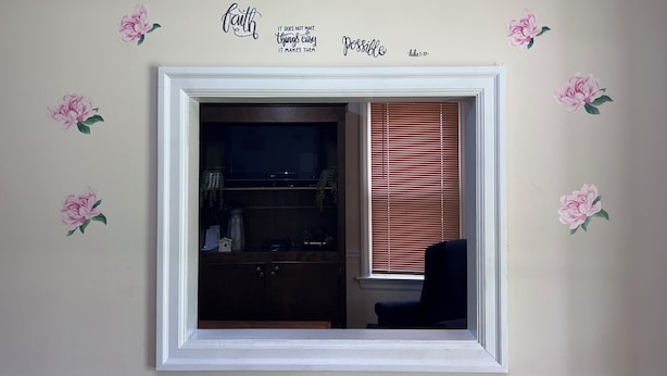 A room with a window, a television, and a cabinet. - The Sunny Cottage minutes to downtown (Florence)