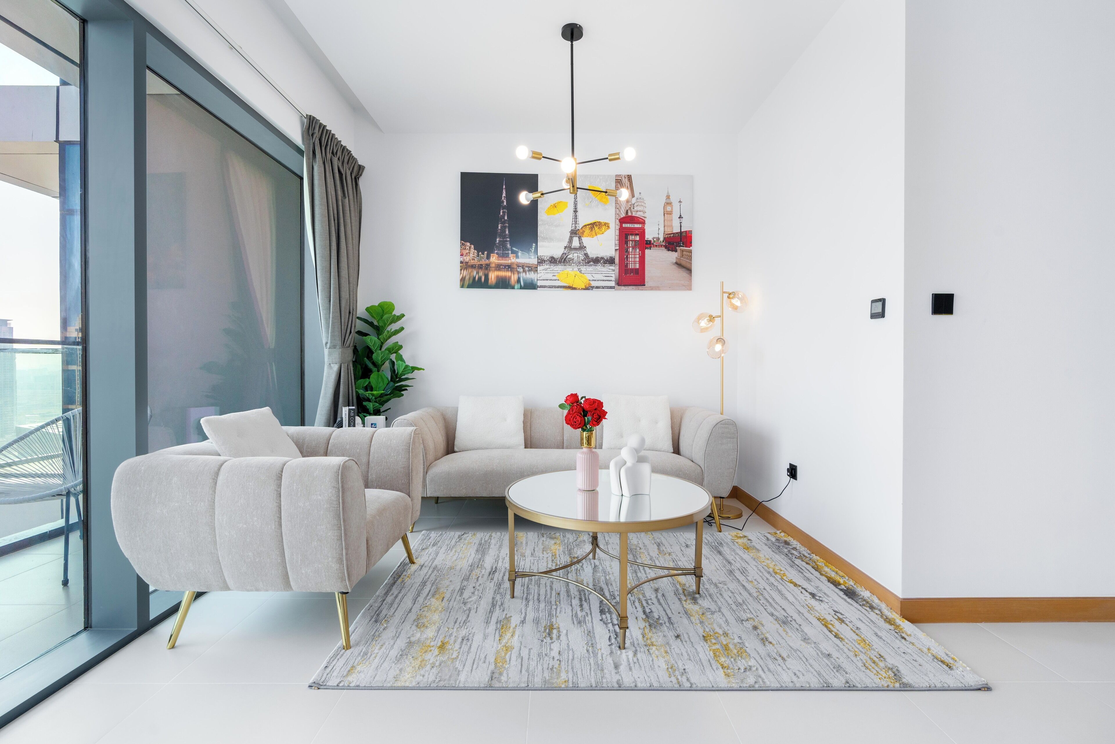 Ein modernes Wohnzimmer mit einer Couch, einem runden Couchtisch und einem Gemälde von Londoner Sehenswürdigkeiten.