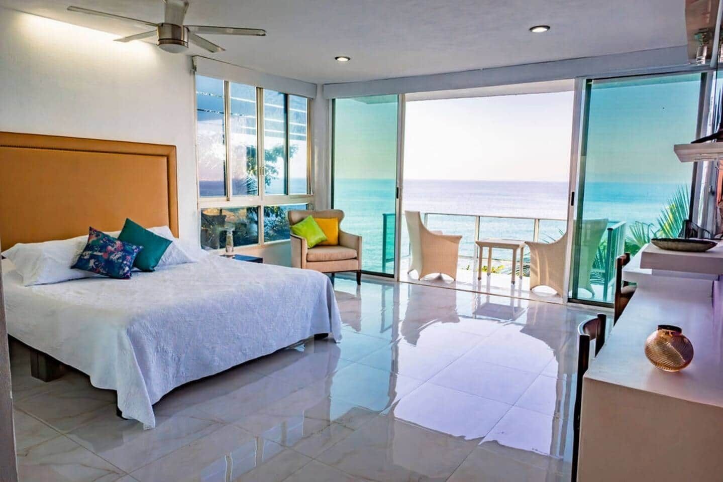 5 عدّة غرف نوم وخزنة داخل الغرفة وواي فاي وملاءات أسرّة