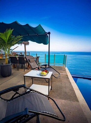 Oceanfront 5BR Up to 16 pax