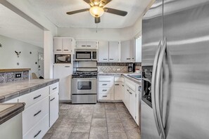 Frigorífico, microondas, placa de cocina y lavavajillas