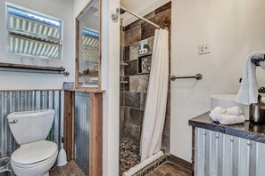 Douche, séchoir à cheveux, serviettes fournies, shampooing