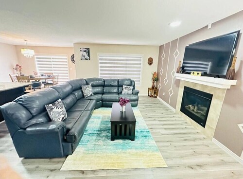 Beautiful Central A/C home at Ellerslie with all amenities & HWY with a KM away