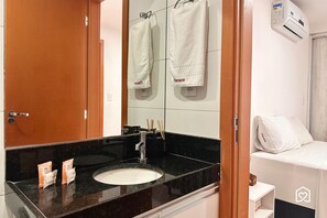 Classic Apartment | Bathroom - Antonino Cavalcanti - LikeHome Accommodations (João Pessoa)