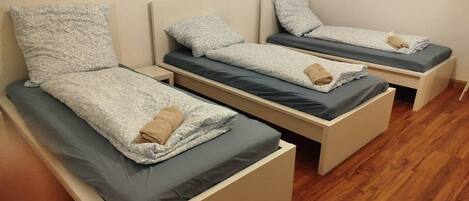 1 dormitorio, tabla de planchar con plancha, wifi y ropa de cama