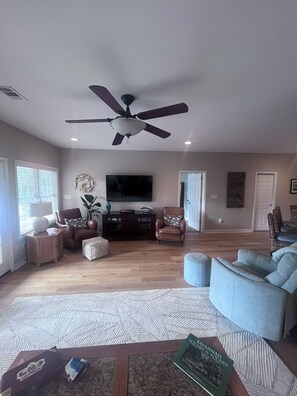 TV - Fun Family Friendly 4 bd, Near Tybee & Savannah, Pool, Game Room, Sleeps 8. (Wilmington Island)