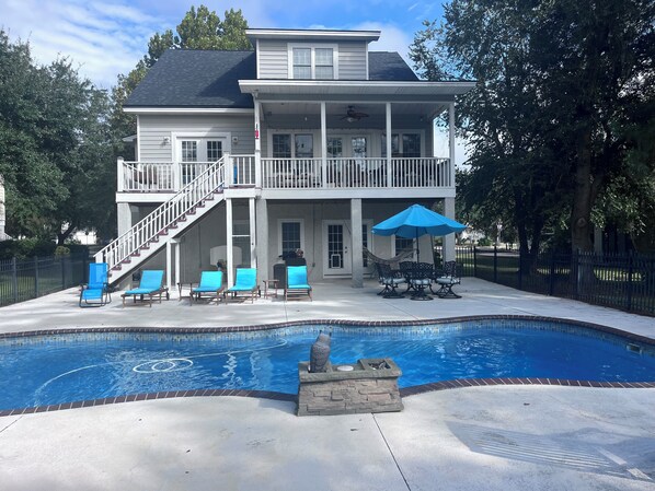 Outdoor pool - Fun Family Friendly 4 bd, Near Tybee & Savannah, Pool, Game Room, Sleeps 8. (Wilmington Island)