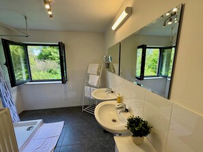 Douche, sèche-cheveux, serviettes fournies, savon