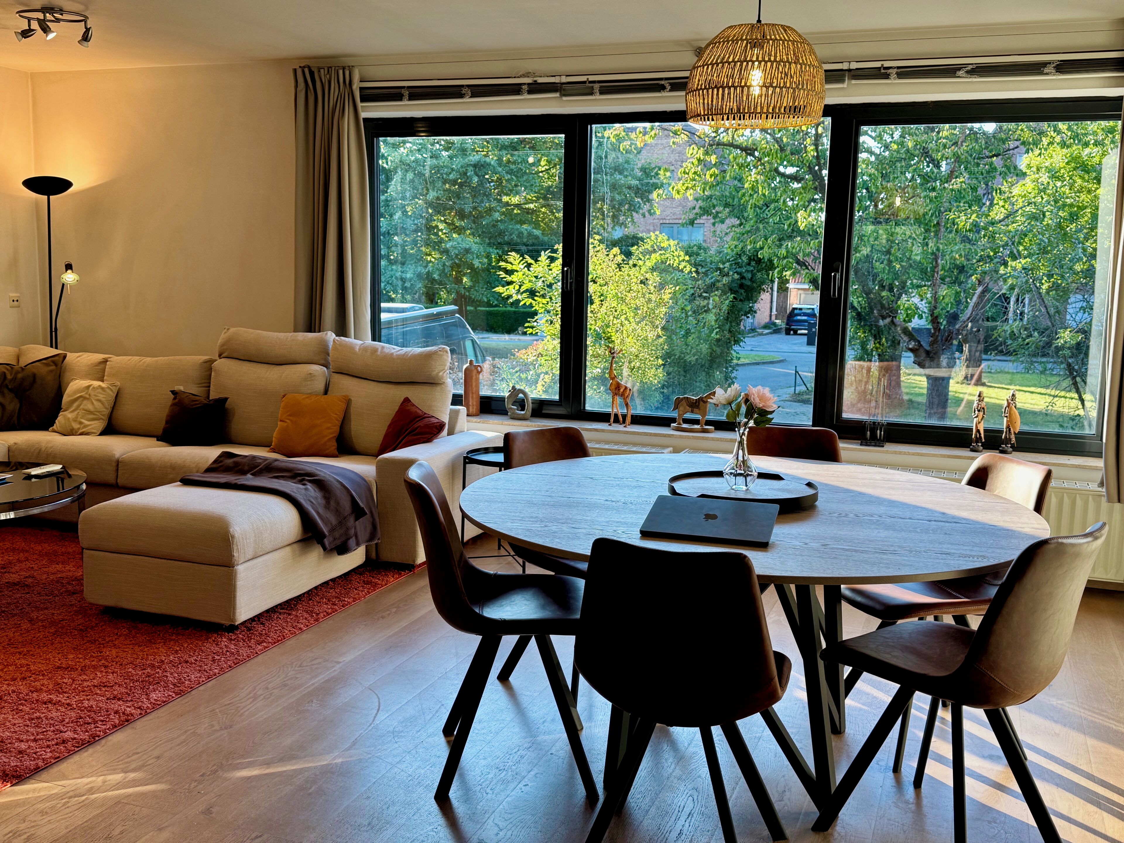 TV connectée, table de tennis de table, chaîne hi-fi