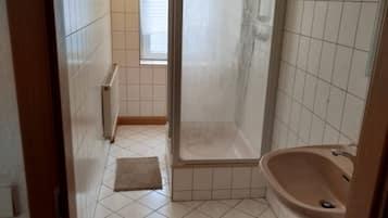 Haartrockner, Handtücher, Seife, Toilettenpapier