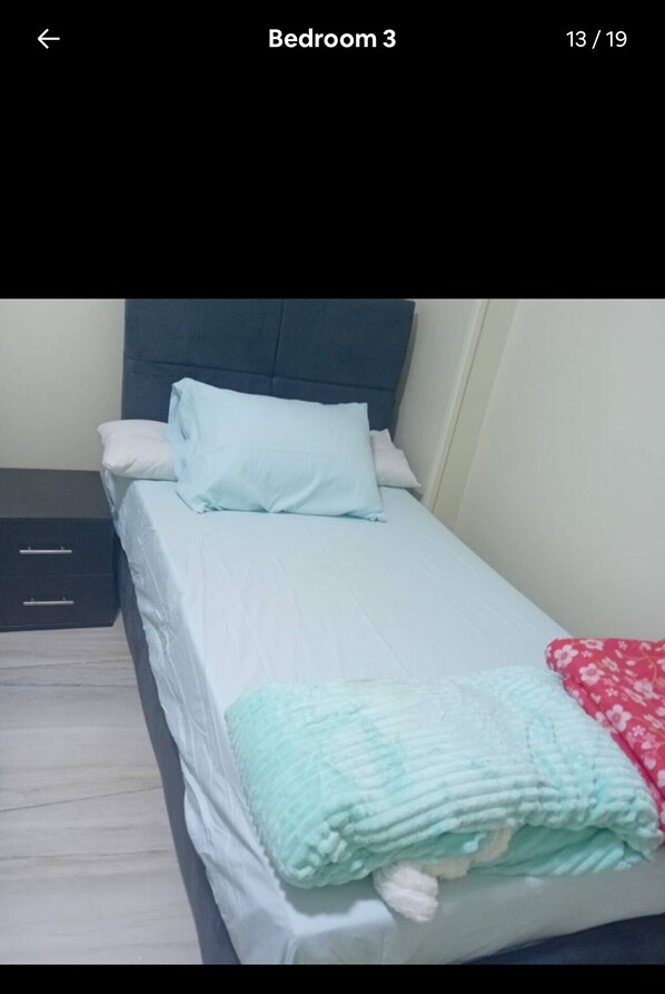 3 عدّة غرف نوم ومكواة/لوح كي وواي فاي وملاءات أسرّة