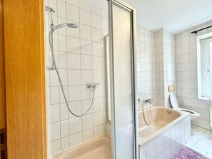 Haartrockner, Handtücher, Seife, Toilettenpapier