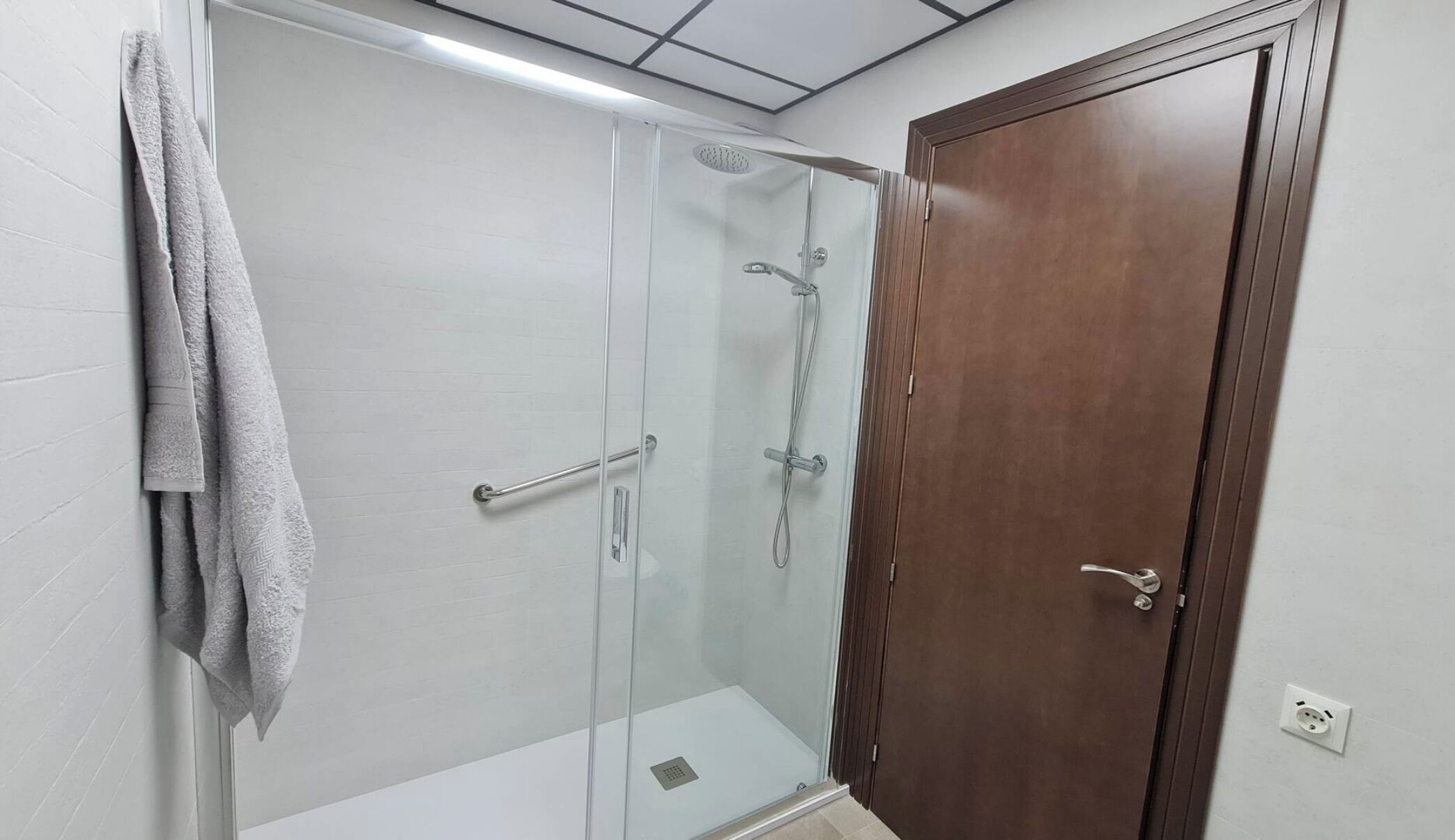 Haartrockner, Handtücher, Seife, Toilettenpapier