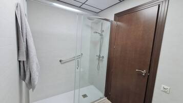 Assecador de cabells, tovalloles, sabó i paper higiènic