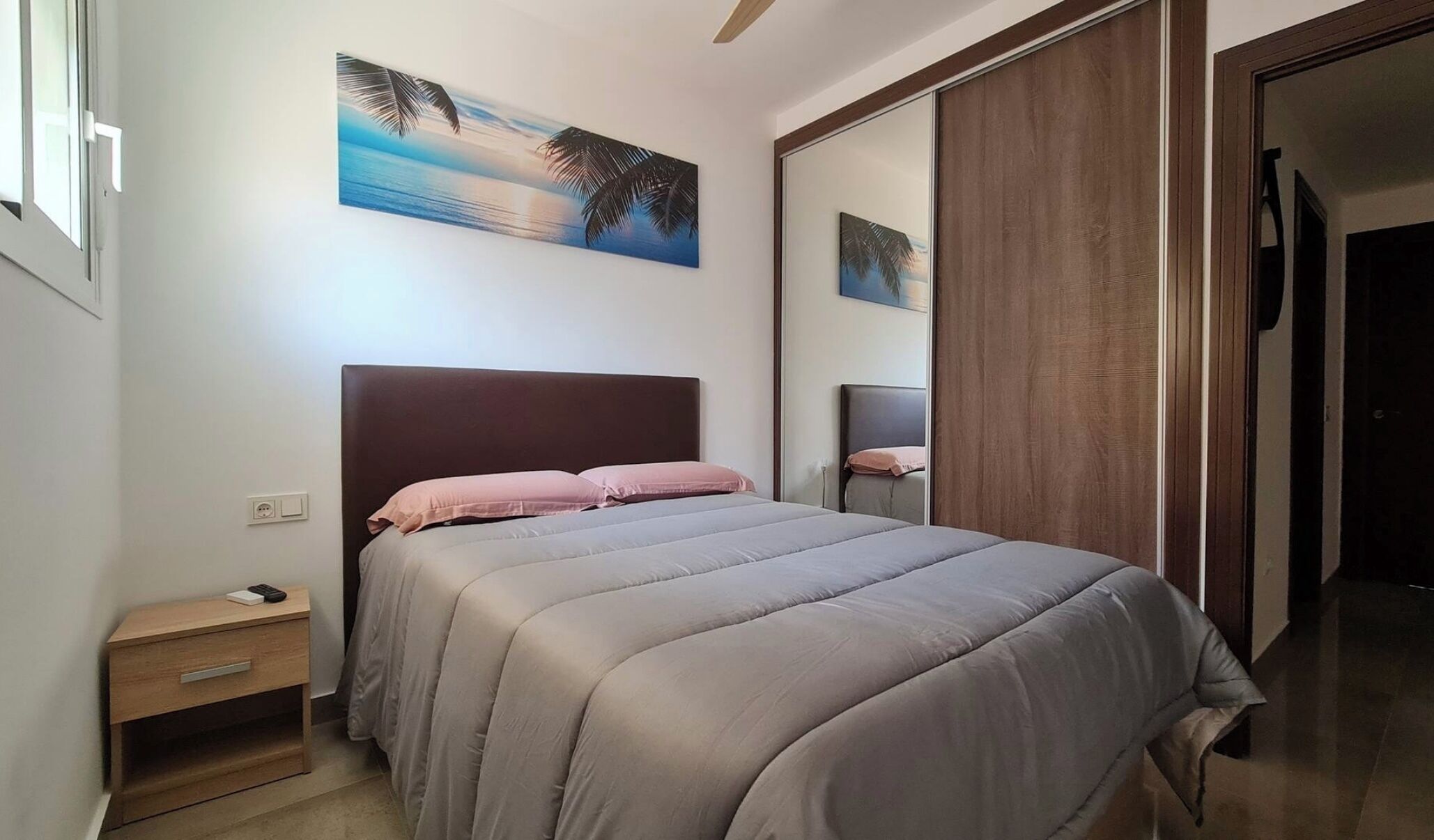 2 slaapkamers, een strijkplank/strijkijzer, internet, beddengoed